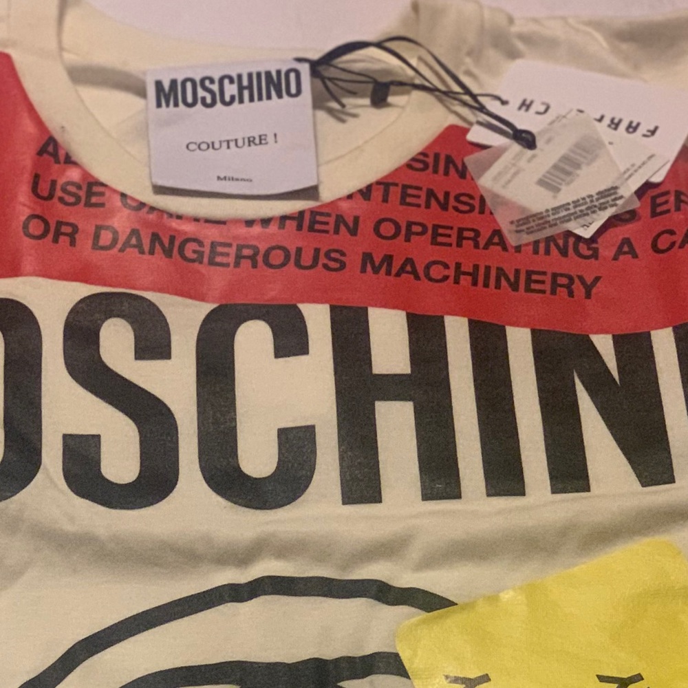 🔥🔥🔥Authentic moschino T-shirt 🔥🔥🔥